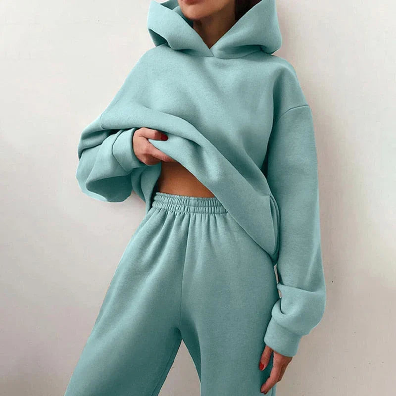Wygodny dres damski oversize, widok z profilu na komplet odzieży codzienne