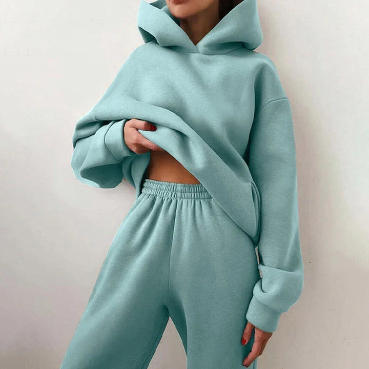 Wygodny dres damski oversize, widok z profilu na komplet odzieży codzienne
