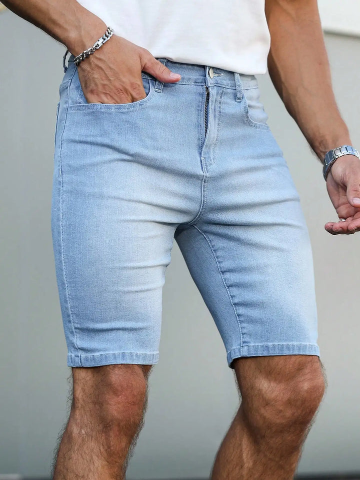 Letnie szorty męskie jeansowe o kroju slim, stylizacja codzienna