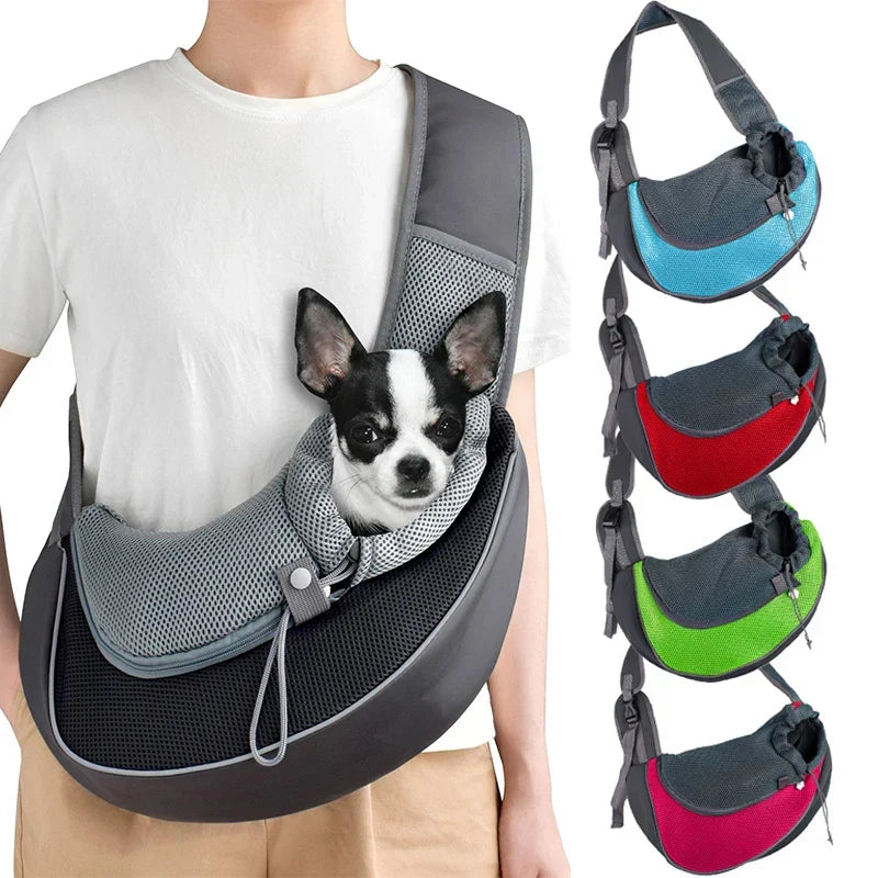 Osoba nosząca szarą torbę crossbody z małym psem rasy chihuahua