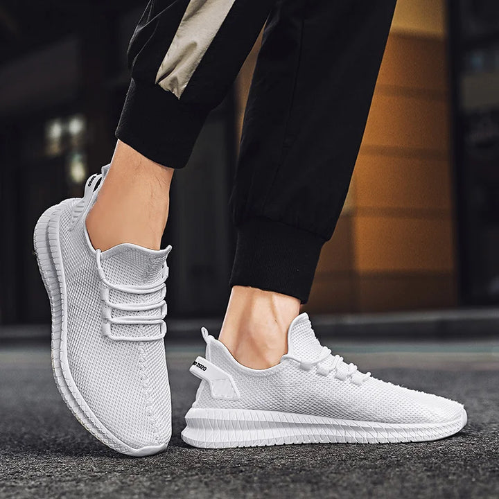 Kompletna para męskich lekkich sneakersów sportowych na białym tle