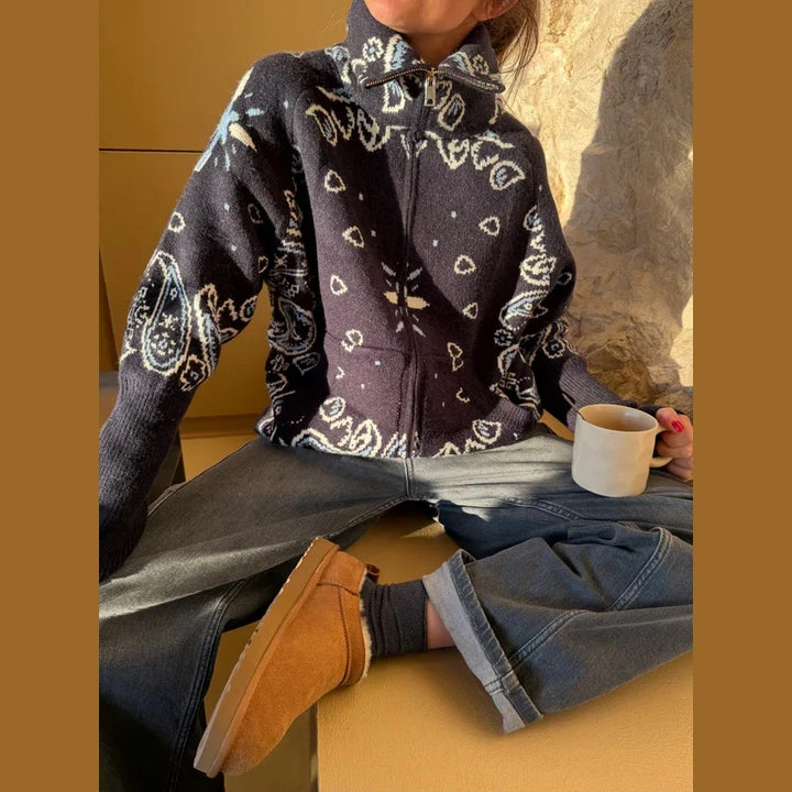Elegancki sweter damski z golfem i ozdobnym suwakiem