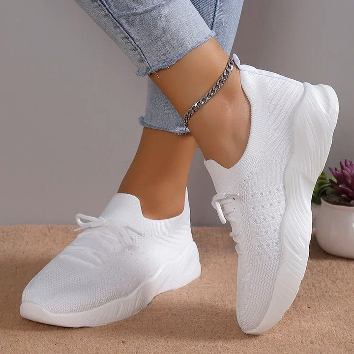 Białe damskie sneakersy sportowe z elastyczną cholewką na nodze