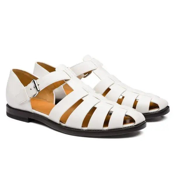 Wysokiej jakości sandały na lato, męskie buty casual prezentowane na modelu