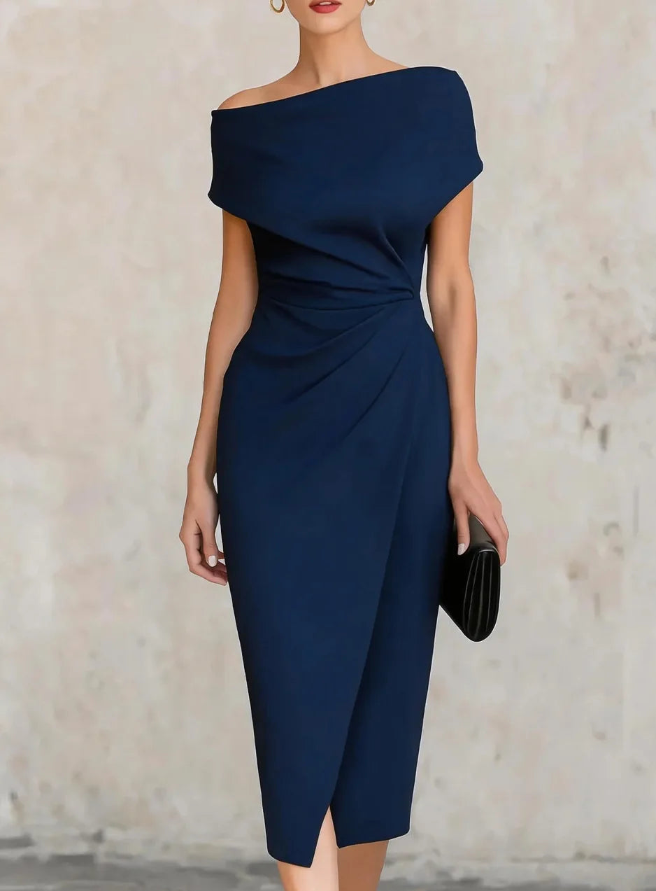 Kobieta w niebieskiej eleganckiej sukience midi na jedno ramię