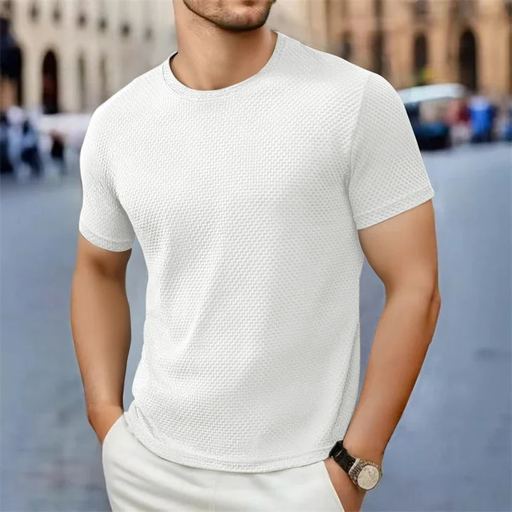Dopasowany męski t-shirt z fakturą, stylizacja codzienna