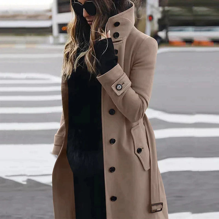 Kobieta w stylowym płaszczu w kolorze khaki z paskiem w talii