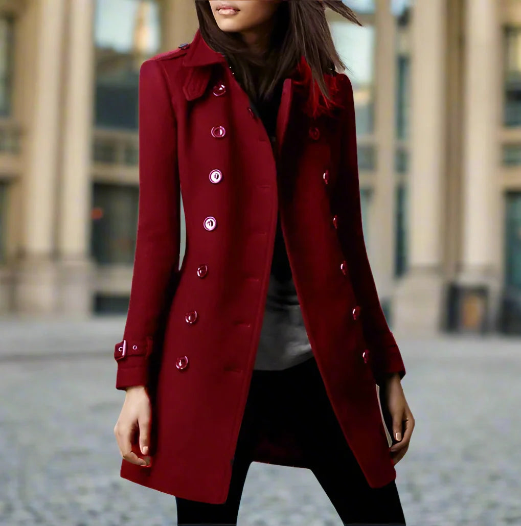 Modelka w bordowym eleganckim dwurzędowym płaszczu damskim