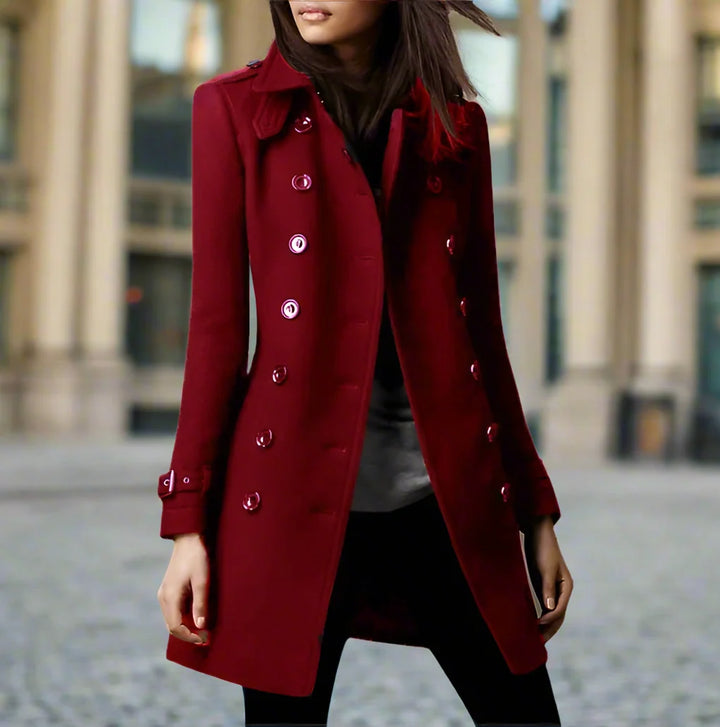 Modelka w bordowym eleganckim dwurzędowym płaszczu damskim