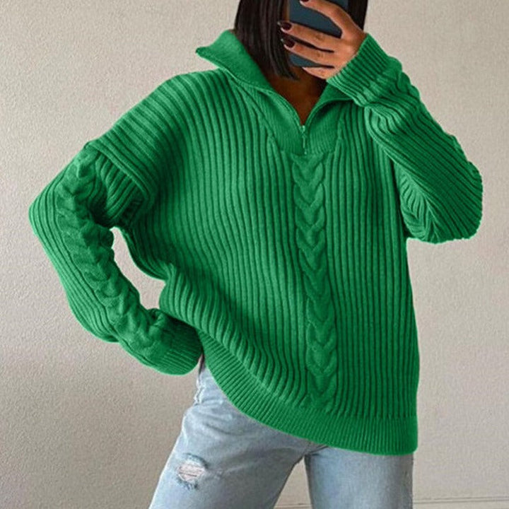Kobieta w zielonym swetrze oversize z zamkiem