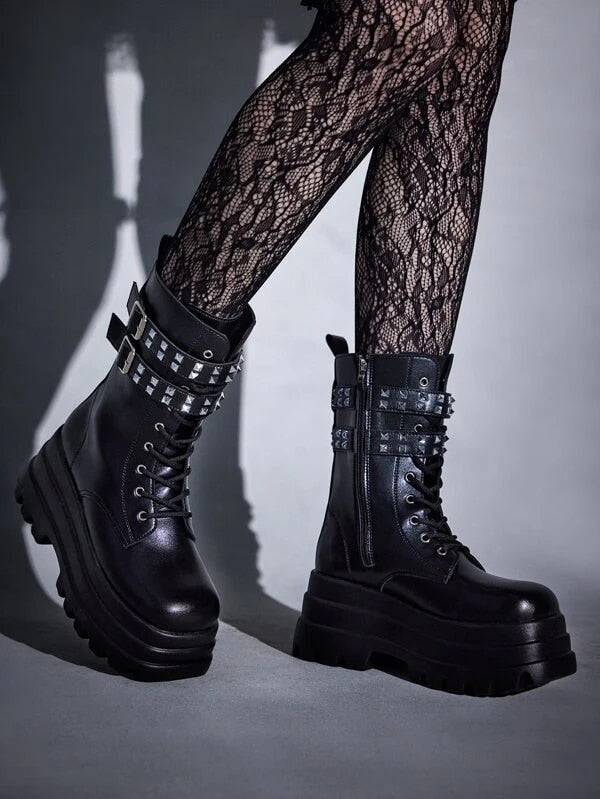 Czarne buty rockowe damskie, detaliczne ujęcie cholewki i sznurowania