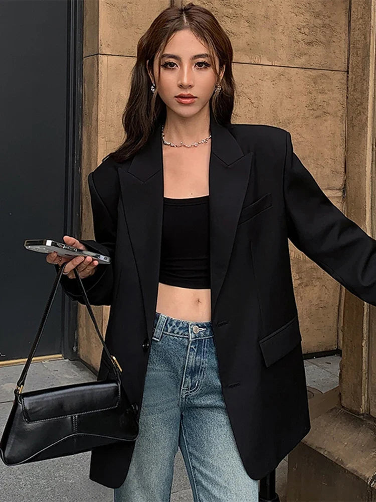 Elegancki czarny żakiet damski w stylu casual do miejskich stylizacji