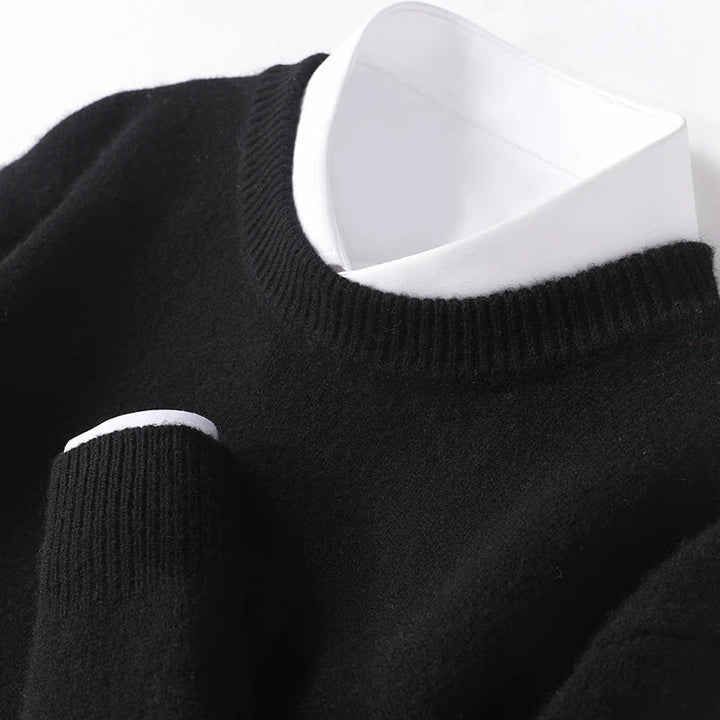 Casualowy męski sweter w neutralnym kolorze na minimalistycznym tle