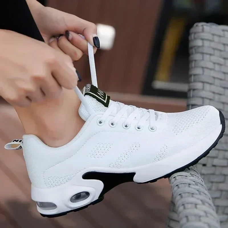 Damskie białe sneakersy ortopedyczne z widoczną podeszwą z poduszką powietrzną