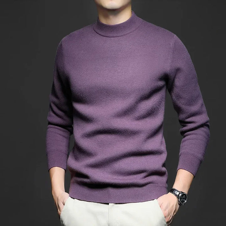 Stylowy zimowy sweter męski, zbliżenie na kołnierz