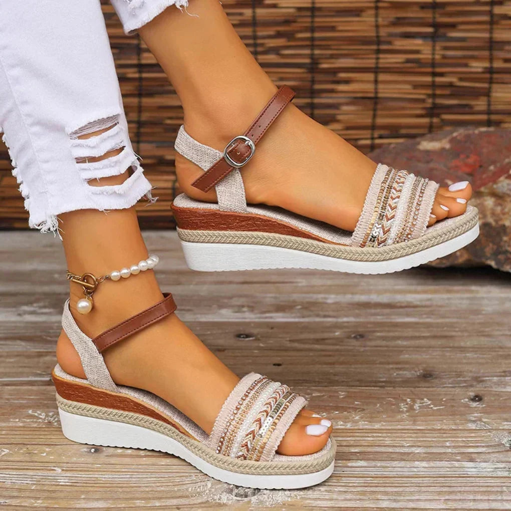 Damskie sandały na koturnie w stylu boho prezentowane na nodze