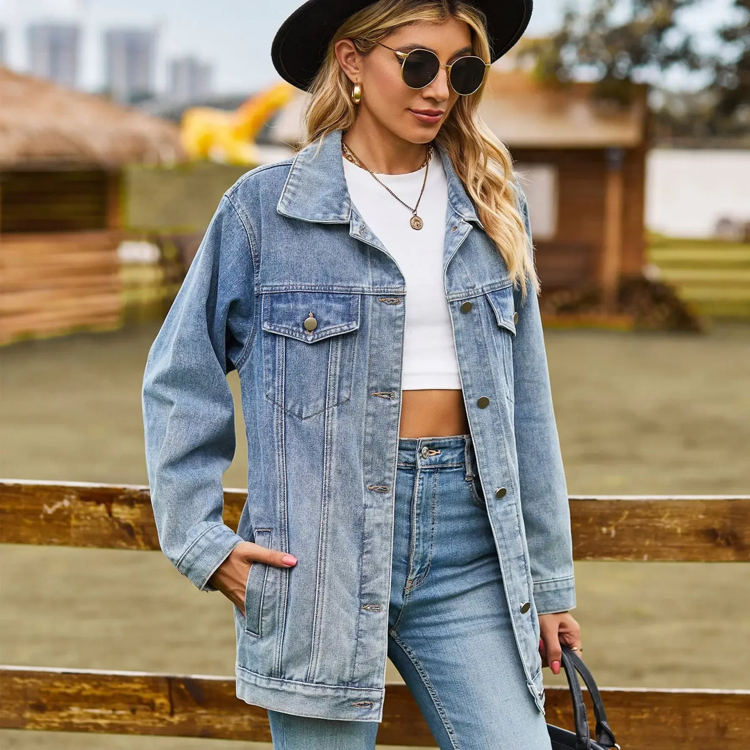 Kobieta w modnej damskiej kurtce jeansowej oversize prezentująca stylizację