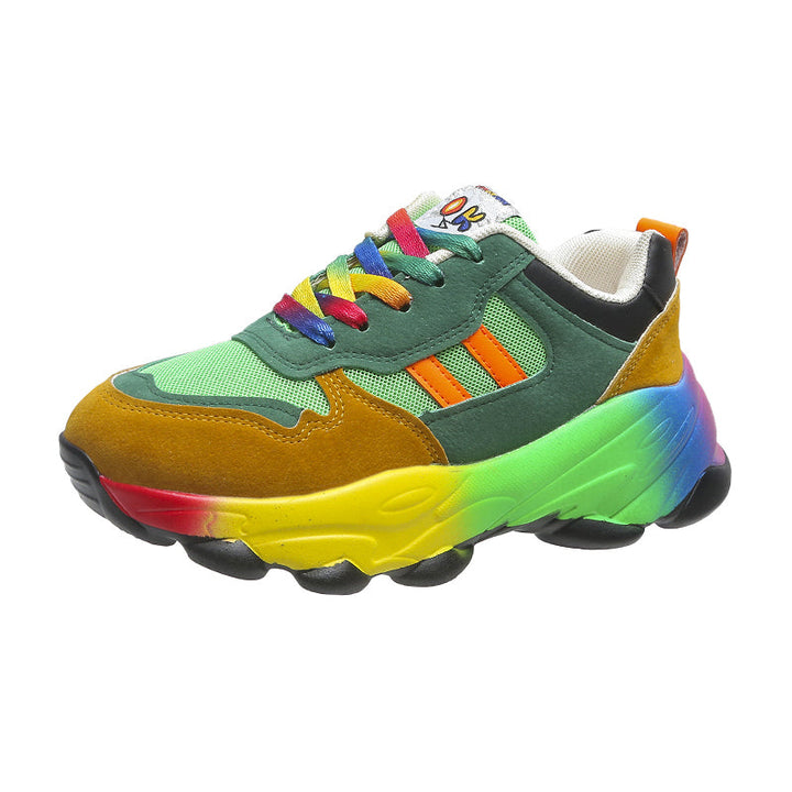 Kolorowe buty damskie sneakersy pokazujące detale cholewki