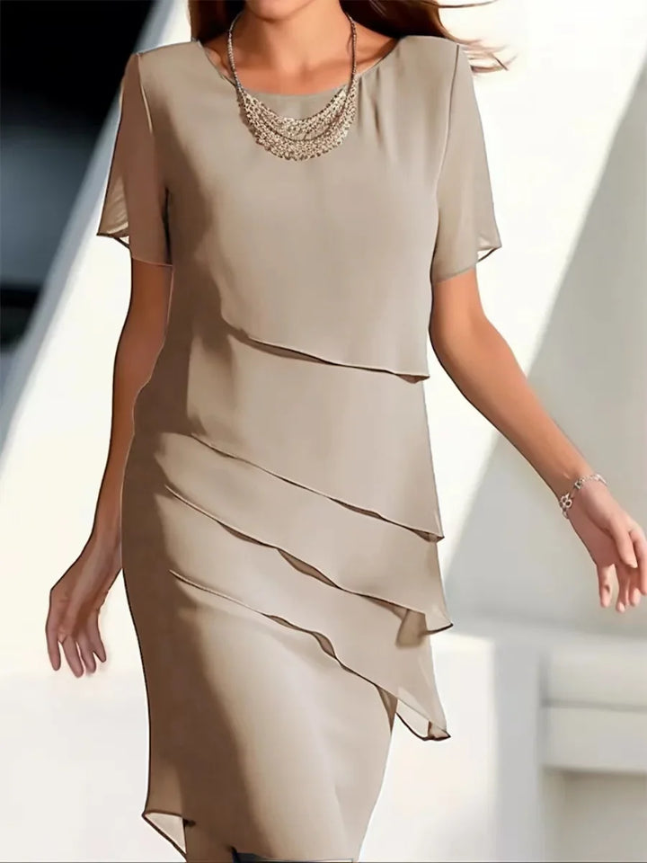 Modna sukienka na wesele i okazje z eleganckim naszyjnikiem, zbliżenie na detale