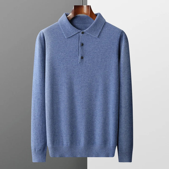 Modny sweter polo męski, zbliżenie na splot i materiał