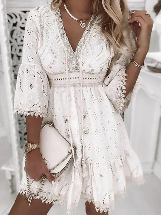 Modelka w białej letniej sukience boho z haftem