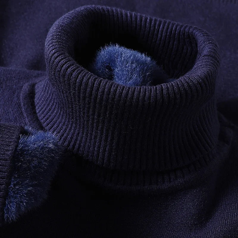 Męski sweter z golfem w zbliżeniu na mankiet i wykończenie rękawa