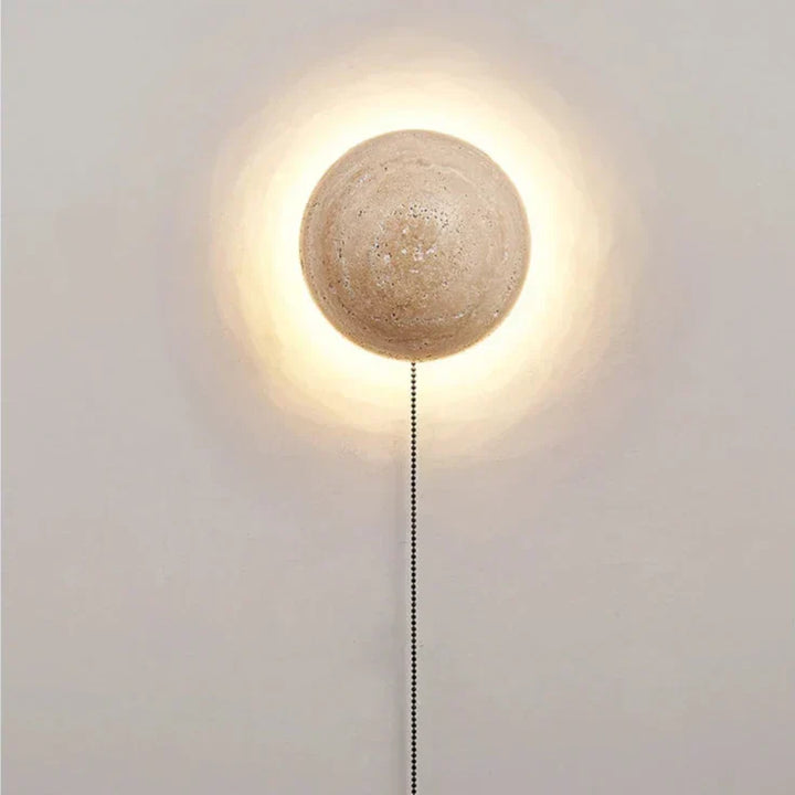 Stylowa lampa ścienna o unikalnej fakturze, idealna do sypialni