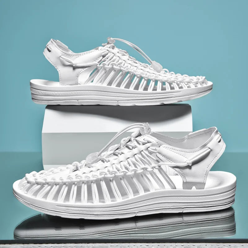 Buty męskie letnie z plecionym zapięciem, ujęcie pod kątem