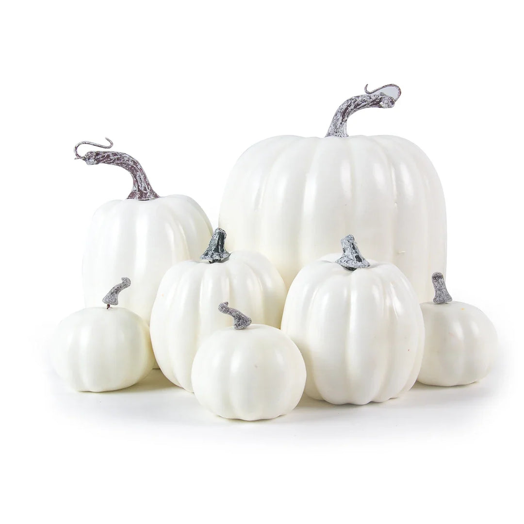 Dekoracja stołu z motywem sztucznych dyni na jesień i Halloween