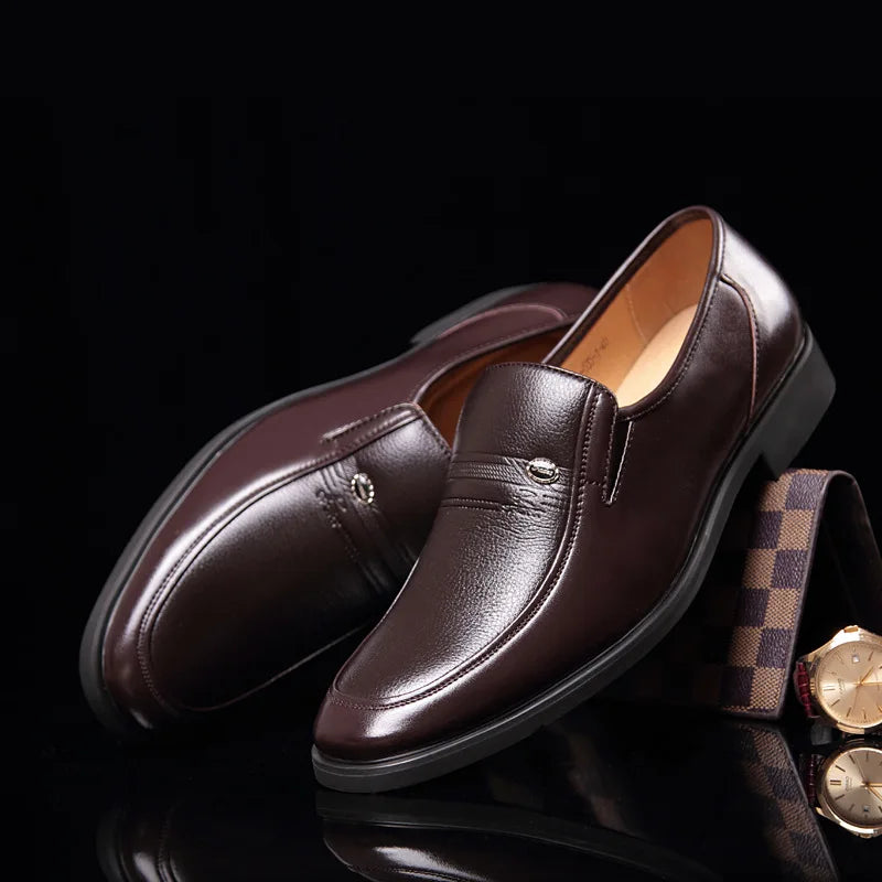 Brązowe eleganckie półbuty męskie na ciemnym tle