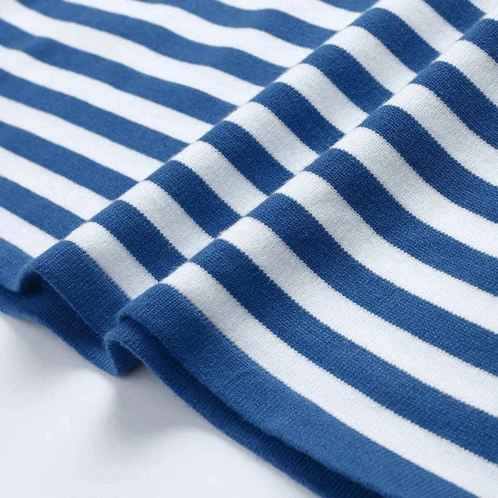 Codzienny sweter damski z długim rękawem w paski, stylizacja na wieszaku