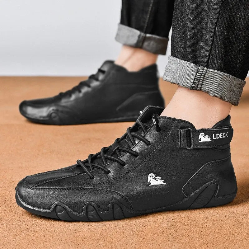 Czarne męskie buty z wysoką cholewką prezentowane na nodze