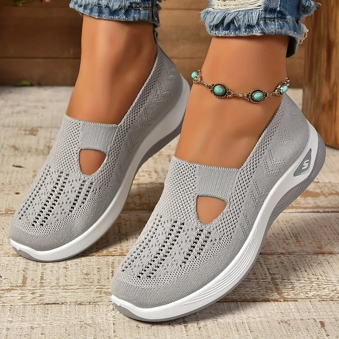 Modne sneakersy damskie wsuwane, zbliżenie na strukturę materiału
