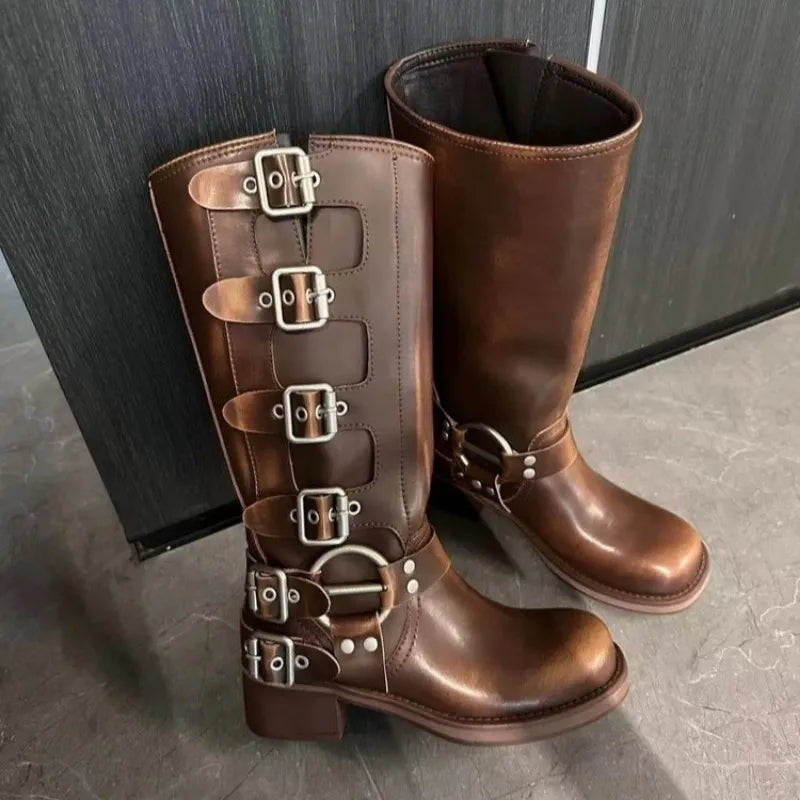 Brązowe damskie botki biker z ozdobnymi klamrami w stylu vintage