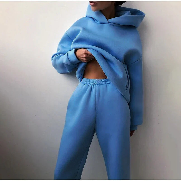 Damski komplet oversize w wersji casual, prezentacja tyłu stylizacji
