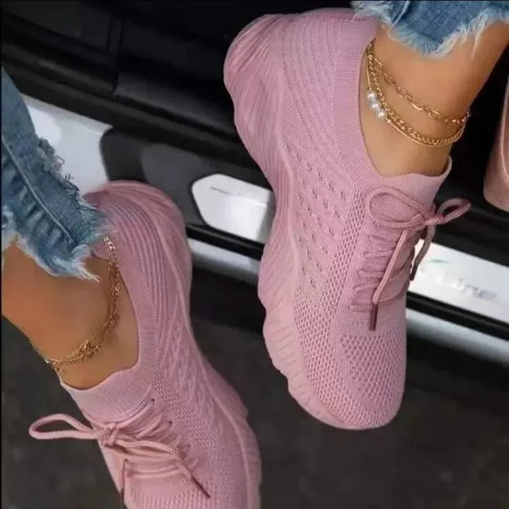 Różowe wygodne sneakersy damskie w zbliżeniu podczas chodzenia