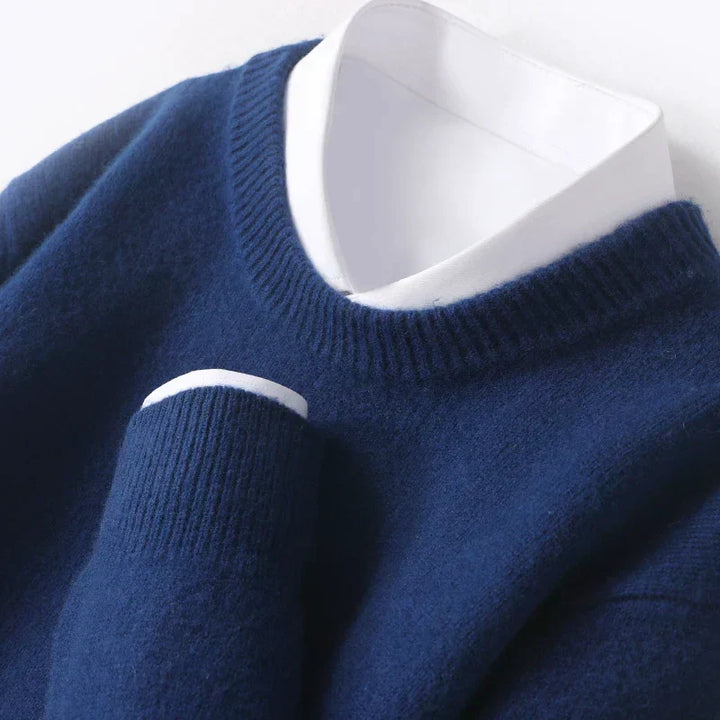 Modna odzież męska – sweter regular fit powieszony na wieszaku