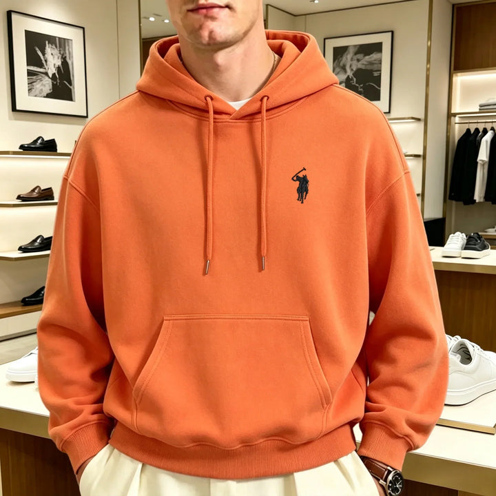 Granatowa bluza z kapturem i kieszenią kangurką, styl streetwear
