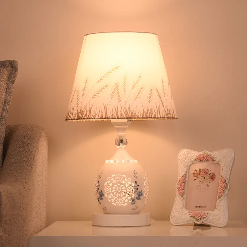 Stylowa kryształowa lampa stołowa włączona w eleganckim salonie