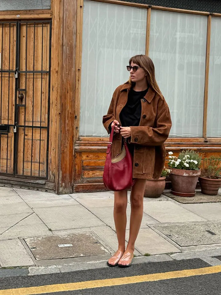 Stylizacja z brązową kurtką damską oversize na ulicy