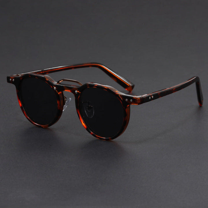 Stylowe okulary męskie UV w etui, akcesoria modowe na lato
