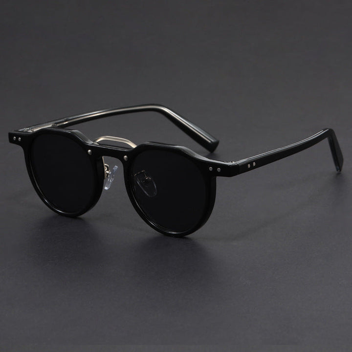 Męskie okulary z filtrem UV prezentowane na twarzy, styl outdoor