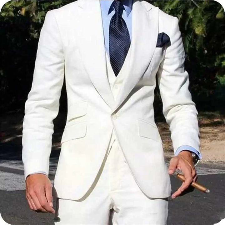 Komplet męski slim fit z kamizelką, widok z boku na elegancki garnitur