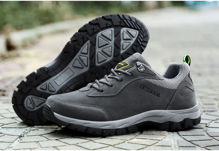 Męskie buty outdoor, podeszwa z głębokim bieżnikiem zapewniająca przyczepność.