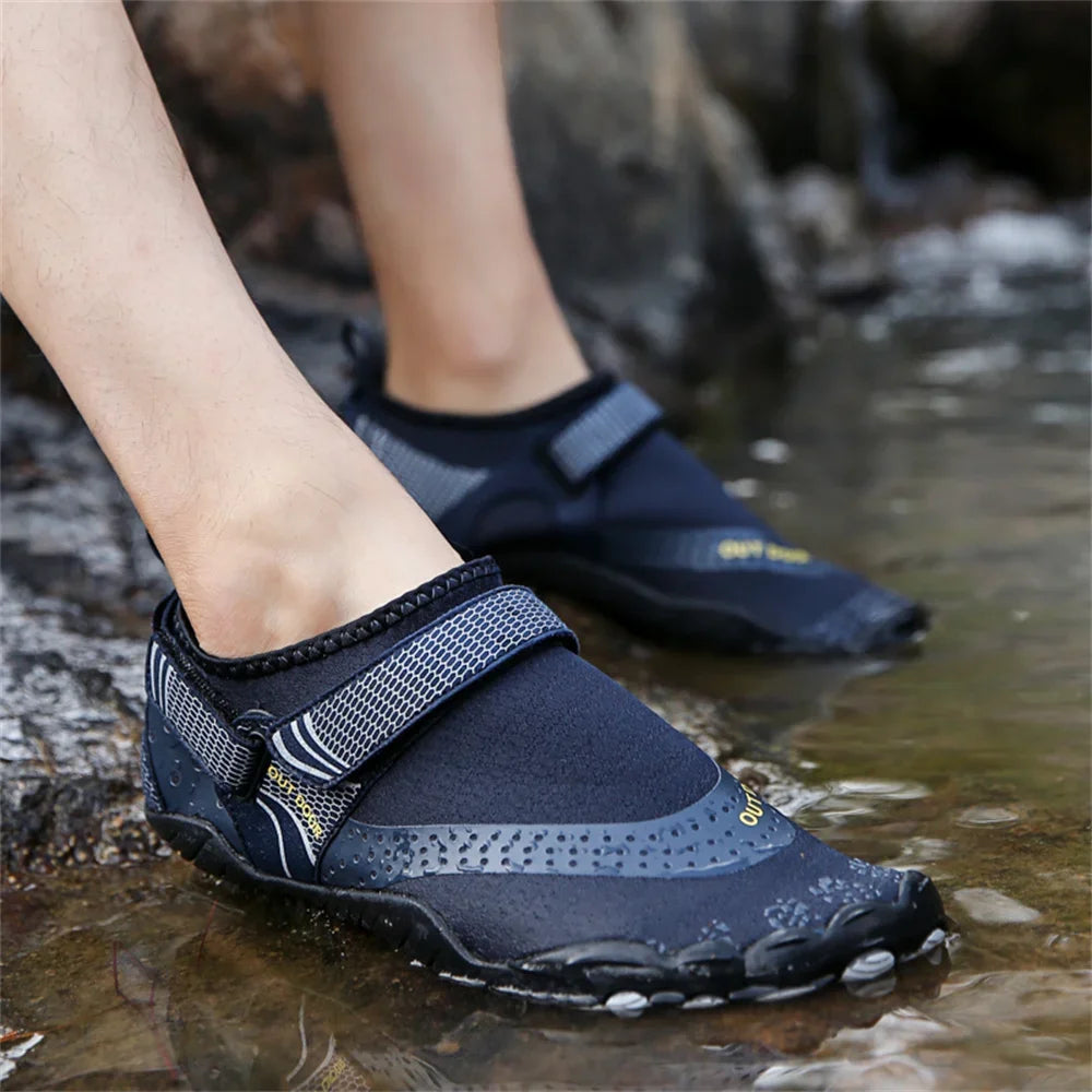 Unisex buty do wody barefoot w kolorze granatowym na stopach w wodzie