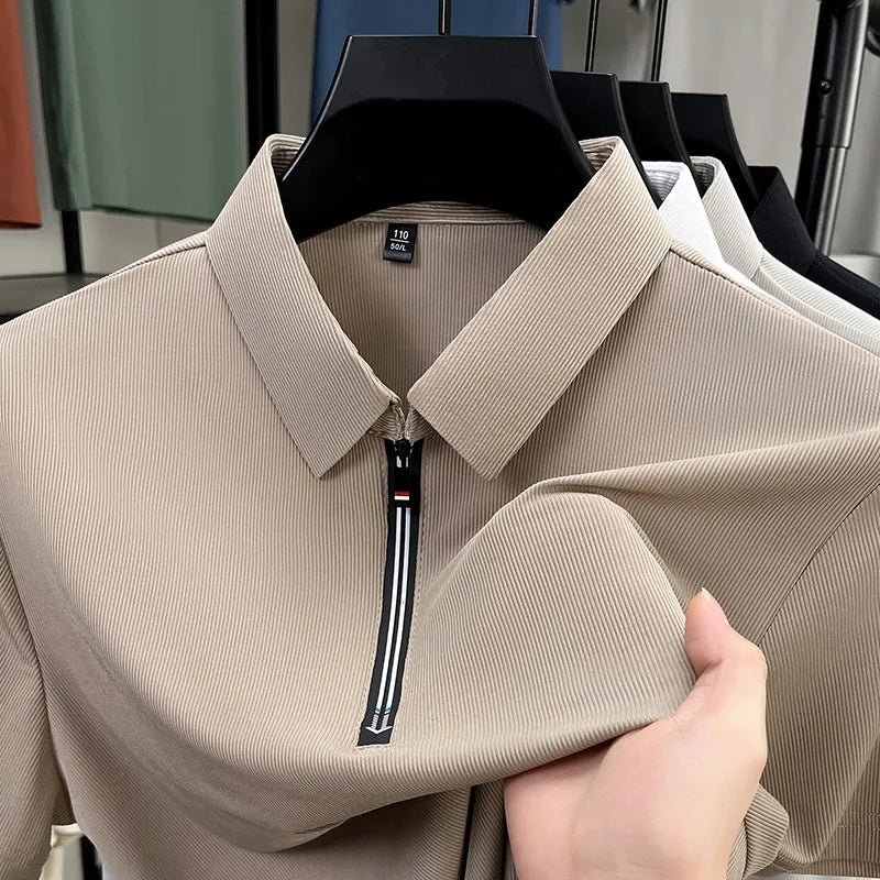 Zbliżenie na materiał i wykończenie koszulki polo w kolorze khaki