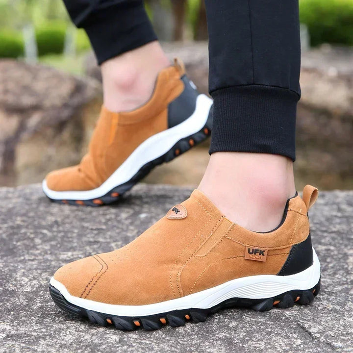 Męskie żółte buty ortopedyczne slip-on prezentowane na nogach