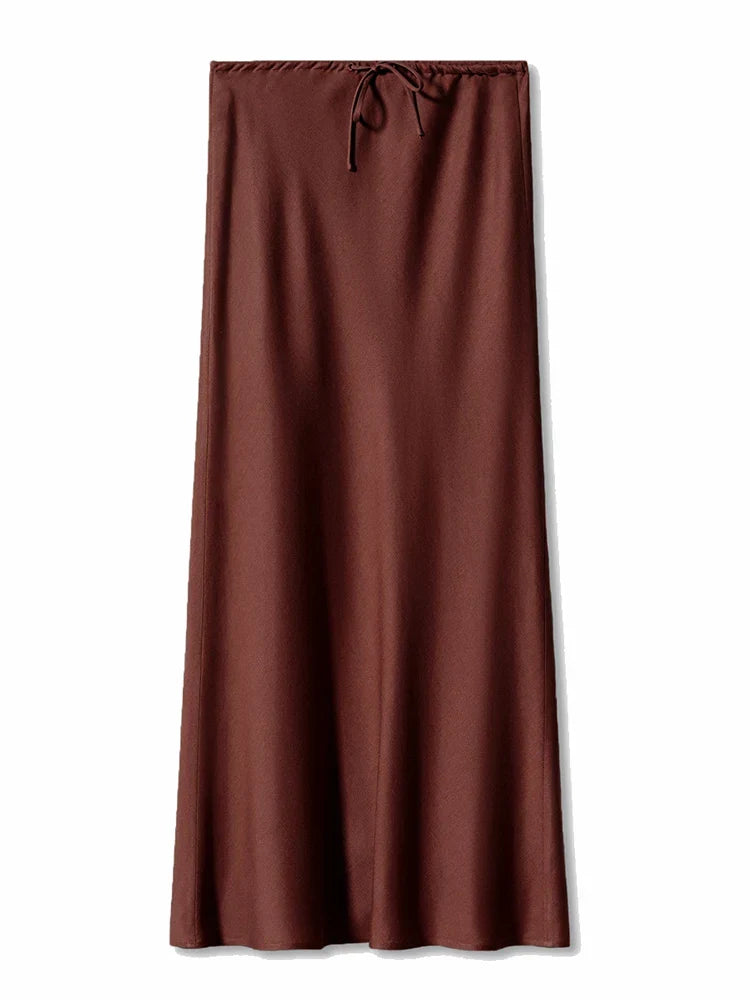 Elegancka długa spódnica satynowa w odcieniu podkreślającym sylwetkę