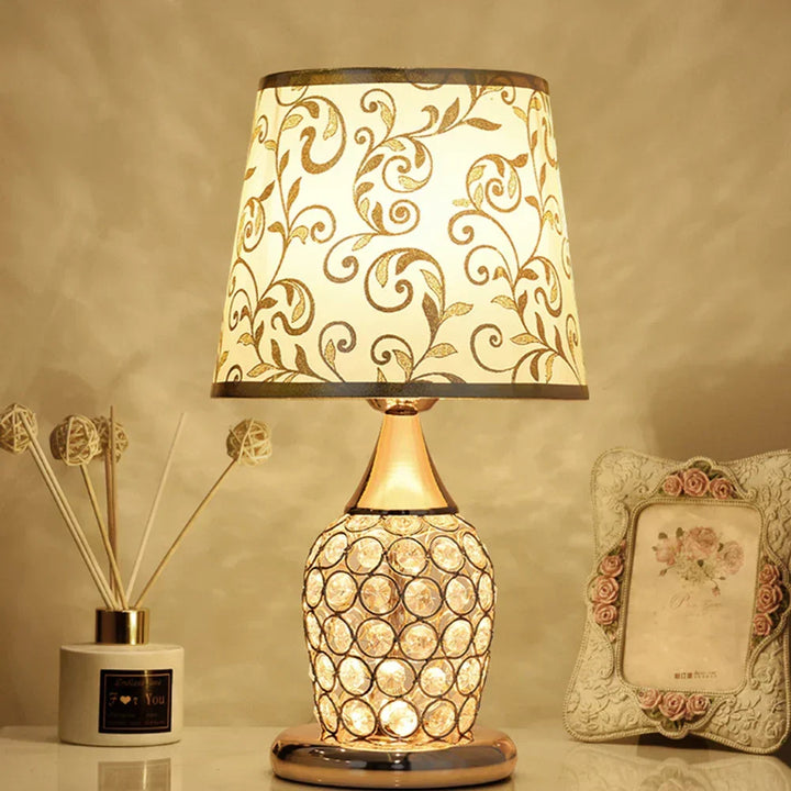 Lampa do sypialni kryształowa lampa stołowa na drewnianej komodzie