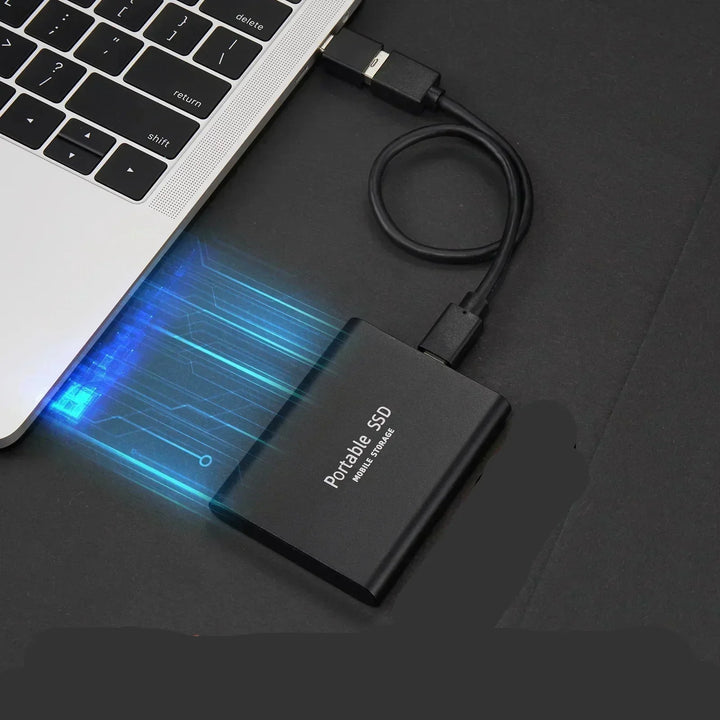 Przenośny dysk SSD podłączony do laptopa